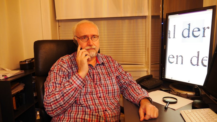Christian Danvill svagsynet ved Computeren og taler i telefon med Jobcenteret